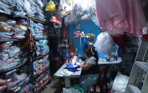 Producción. Los cortes de energía eléctrica bajaron la elaboración de disfraces.