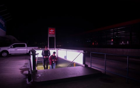 En el sector de la Universidad Central, la estación del Metro iluminaba parte de la av. América y Colón.