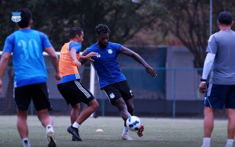 Joao Quiñónez (d) sería una de las alternativas en Emelec para ocupar el puesto de Luis Fernando León (lesionado) ante Universidad Católica