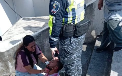 Momento en el que David Mora buscó resguardo en unos agentes de tránsito.