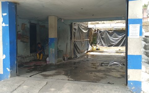 Los empleados de las lavadoras esperan a que la energía eléctrica se restablezca para volver a sus labores.