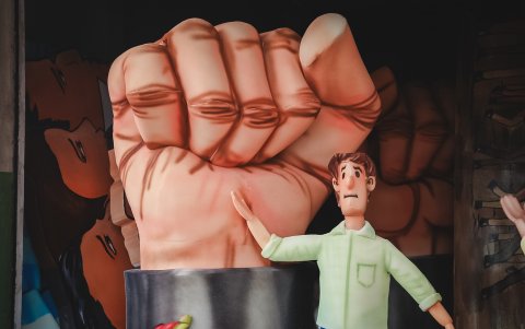 Artesano ultima detalles para el desfile.