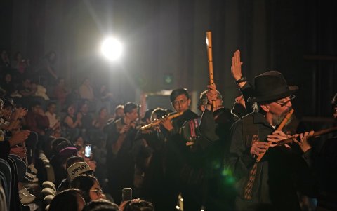 La Orquesta de Instrumentos Andinos participa en vivo en la puesta en escena.
