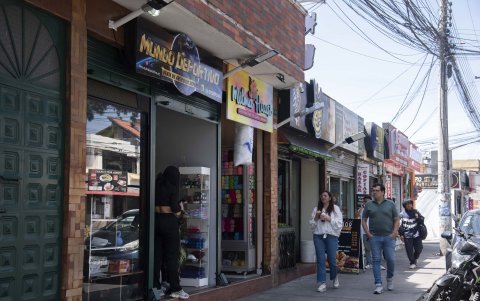 Al otro lado del parque, la Real Audiencia pasó de ser una zona residencial a polo comercial.