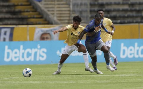 Católica vs Emelec en el estadio Atahualpa. Jaime Ayoví tratando de llevarse el balón.