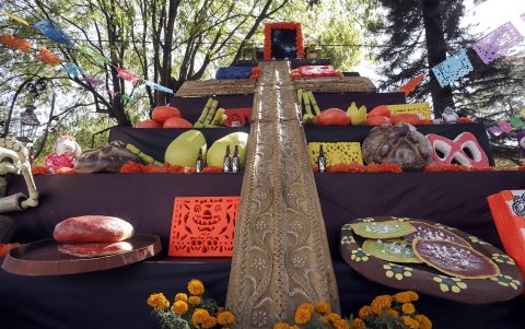 Fotografía del 19 de octubre de 2024 de una mega ofrenda de Día de Muertos, en la antigua Hacienda San Mateo del municipio de Atlixco (México).