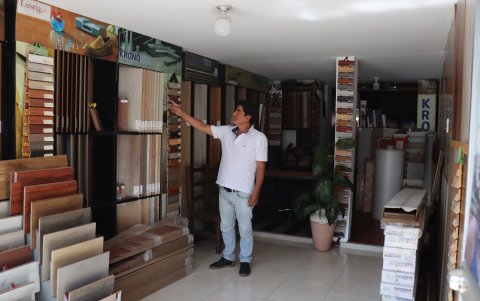 En el local. Byron Sánchez cuenta que a la medianoche se despierta pensando en cómo adquirir un generador. Siente que vive una pandemia, no duerme bien.