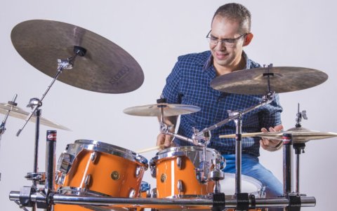 Carlos Bravo cuenta con el auspicio oficial de las marcas Gretsch Drums, Aquarian Drumheads, Istanbul Agop, Vater Percussion y Nativo.