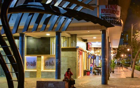 Panorama. En las vías se observa a los vendedores y trabajadores sentados sin mucho qué hacer.