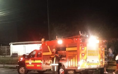 Los Bomberos descendieron hasta la profundidad de la quebrada para rescatar a las víctimas.