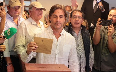 El presidente de Uruguay, Luis Lacalle Pou, deposita su voto para las elecciones presidenciales