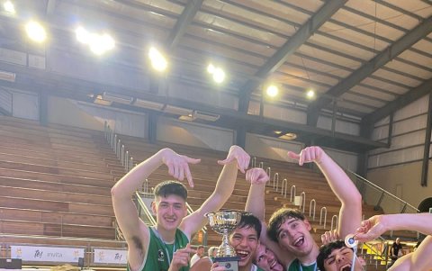 Juan Fernando Toledo festejando con sus compañeros de Ferrocarril Oeste.