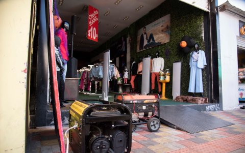 Generadores. Las plantas de energía son los aparatos que ahora dan la bienvenida a los clientes. Propietarios han invertido en esas máquinas para no cerrar las puertas.