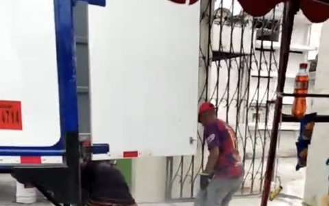 Captura de vídeo de audiovisuales compartidos por ciudadanos en donde se observó cómo fueron bajados sin ningún protocolo de seguridad.