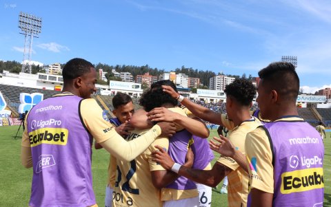 Los jugadores de Católica abrazaron al joven delantero que lloró al recordar a su madre.
