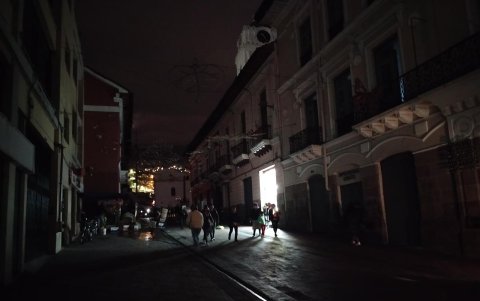 Quito a oscuras por los cortes de luz.