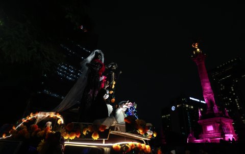 Fotografía de una escultura de una catrina, este domingo en el desfile de catrinas en Ciudad de México (México).