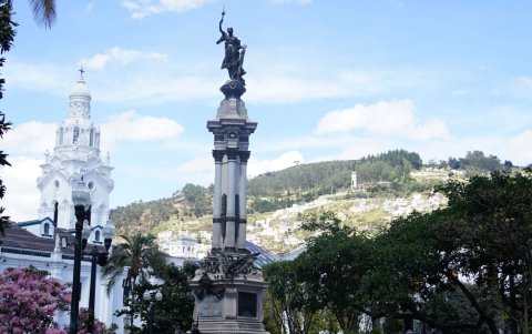 Ubicada en la Plaza de la Independencia, al costado del Palacio de Carondelet, la Catedral Metropolitana de Quito es el principal templo religioso de Ecuador,