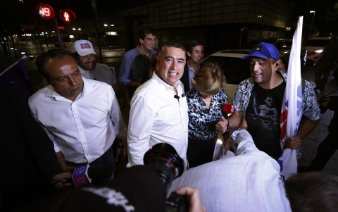 El alcalde electo por la Alcaldía de Santiago, Mario desbordes, celebra este domingo en Santiago (Chile).