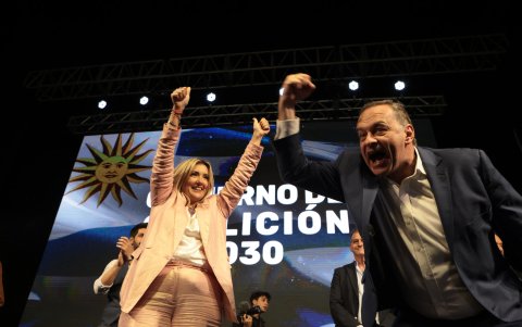 El candidato a la Presidencia de Uruguay por el Partido Nacional, Álvaro Delgado, y su fórmula presidencial, Valeria Ripoll, saludan a sus simpatizantes, este domingo en Montevideo (Uruguay).