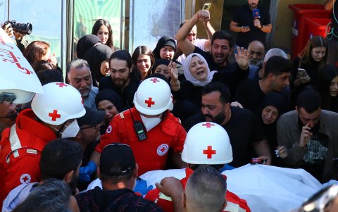 Miembros de la Cruz Roja llevan los cuerpos de tres periodistas asesinados en un ataque israelí en el sur del Líbano en un hospital de Beirut, Líbano, el 25 de octubre de 2024.