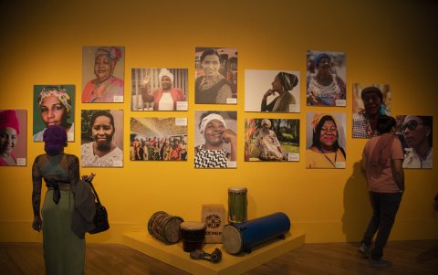 Mujeres emblemáticas para las comunidades se destacan en una de las salas de la muestra.