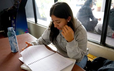 Pasar el día en la universidad y usar material físico para estudiar, versus lo digital son algunas de las estrategias de los jóvenes.