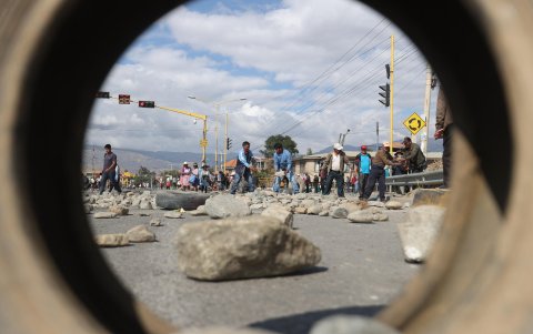 Seguidores del expresidente de Bolivia Evo Morales bloquean una vía durante este lunes, en Sipe (Bolivia).