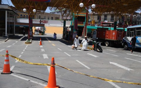 Fotografía de una estación de servicio cerrada ante la escasez de combustible, este lunes, en La Paz (Bolivia).