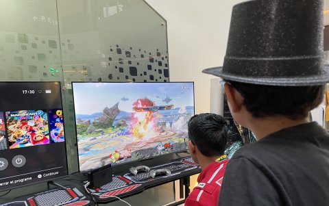 Tanto niños como adultos buscan espacios como este para unirse y disfrutar del gaming juntos.