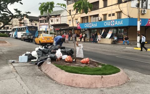 Parterre. Los comedores que están ubicados en la avenida Rodolfo Baquerizo Nazur dejan sus desperdicios desde antes de las 16:00, hora a la que no pasa Urvaseo.