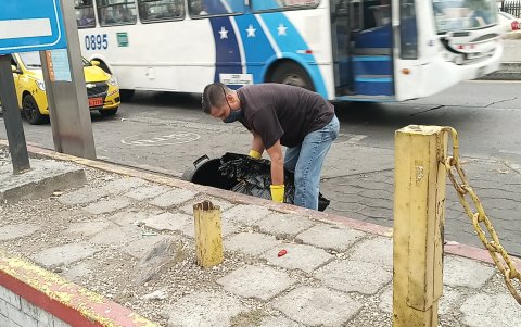 En el paradero de buses, los empleados de un restaurante de La Alborada dejan su basura. En esas condiciones, la ciudadanía debe esperar el transporte público.