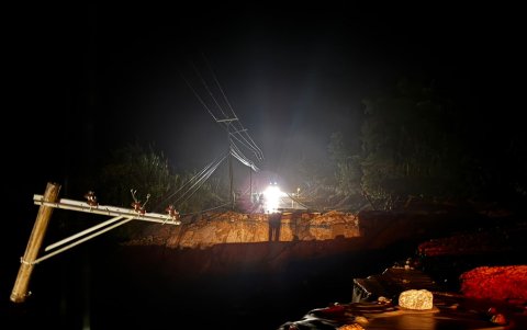A más de los deslizamientos, un tramo de la mesa de vía se destruyó, tras las fuertes lluvias.