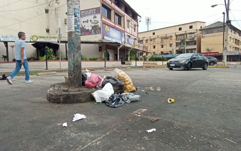 En uno de los estacionamientos de la zona de comedores de La Alborada, debajo de un poste de luz, dejan la basura horas antes de que pase el carro recolector. Allí, los chamberos la desordenan.