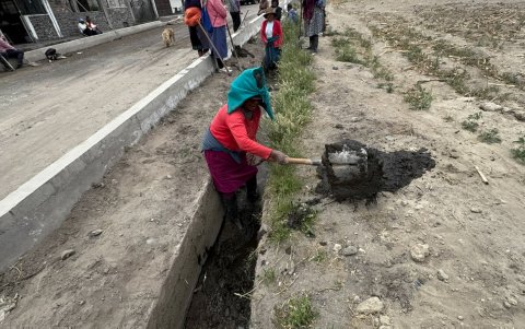 Mujeres participaron en la minga de limpieza del canal de riego.