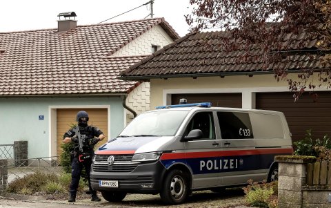 La policía austriaca busca cerca de la localidad de Kirchberg ob der Donau, en el norte del país, al presunto homicida de dos personas.