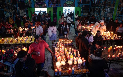 Creyentes de San Simón se reúnen este lunes, en San Andrés Iztapa (Guatemala).