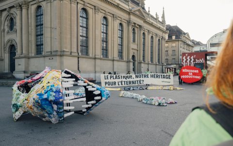 La organización medioambiental Greenpeace desplegó este martes un 
