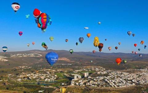Globos aerostáticos durante el 22 Festival Internacional del Globo (FIG), en León, estado de Guanajuato (México).