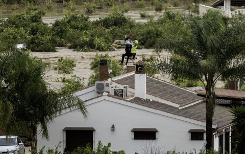 Agentes de la Guardia Civil rescatan con un helicóptero a varios vecinos de la localidad malagueña de Álora tras quedarse incomunicados por el desborde del río Guadalhorce.