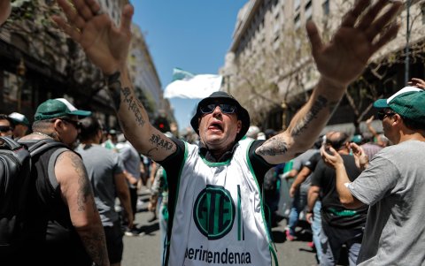 Miembros de la Asociación Trabajadores del Estado (ATE), participa de una huelga, este martes, en Buenos Aires (Argentina).
