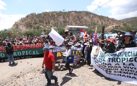 Cientos de seguidores del expresidente Evo Morales marchan este martes, por una vía bloqueada en Parotani (Bolivia).