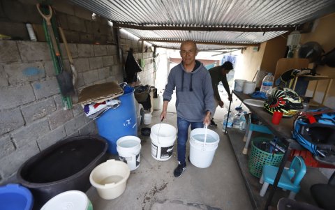 En baldes, ollas y todo tipo de recipiente recogen el agua los vecinos.