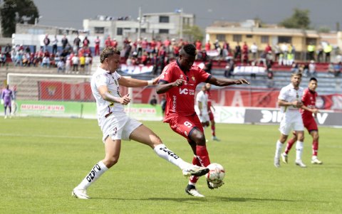 Alejandro Cabeza (d) será la principal carta de El Nacional en la delantera.