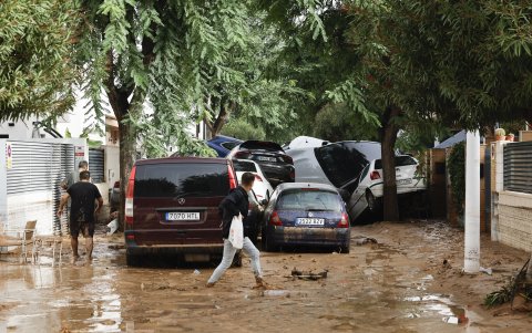 Estado en el que se encuentran varios vehículos por las intensas lluvias de la fuerte dana que afecta especialmente el sur y el este de la península ibérica, este miércoles en Picaña (Valencia).