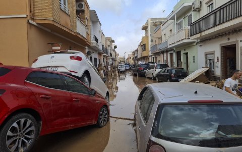 Vista general de una de las calles de La Alcudia tras las inundaciones provocadas por las intensas lluvias de la fuerte dana que afecta especialmente el sur y el este de la península ibérica.