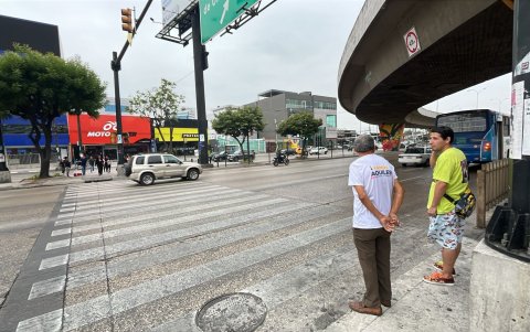 En la Juan Tanca Marengo, hasta los adultos mayores deben esperar para pasar de un lado a otro, en una vía rápida sin semáforo.