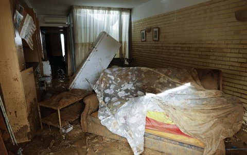 Interior de una de las viviendas afectadas por las intensas lluvias de la fuerte dana que afecta especialmente el sur y el este de la península ibérica, este miércoles en Picaña (VaAlencia).