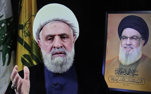 El nuevo líder de Hezbolá, el jeque Naim Qassem (izq.), pronunciando un discurso televisado transmitido por el canal de televisión Al-Manar de Hezbolá, en Beirut, Líbano, el 30 de octubre de 2024.