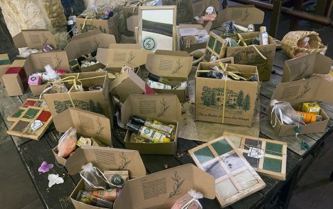Muestras de diferentes jabones artesanales elaborados por familias desplazadas del sur del Líbano en la ecovilla Khan al Saboun.